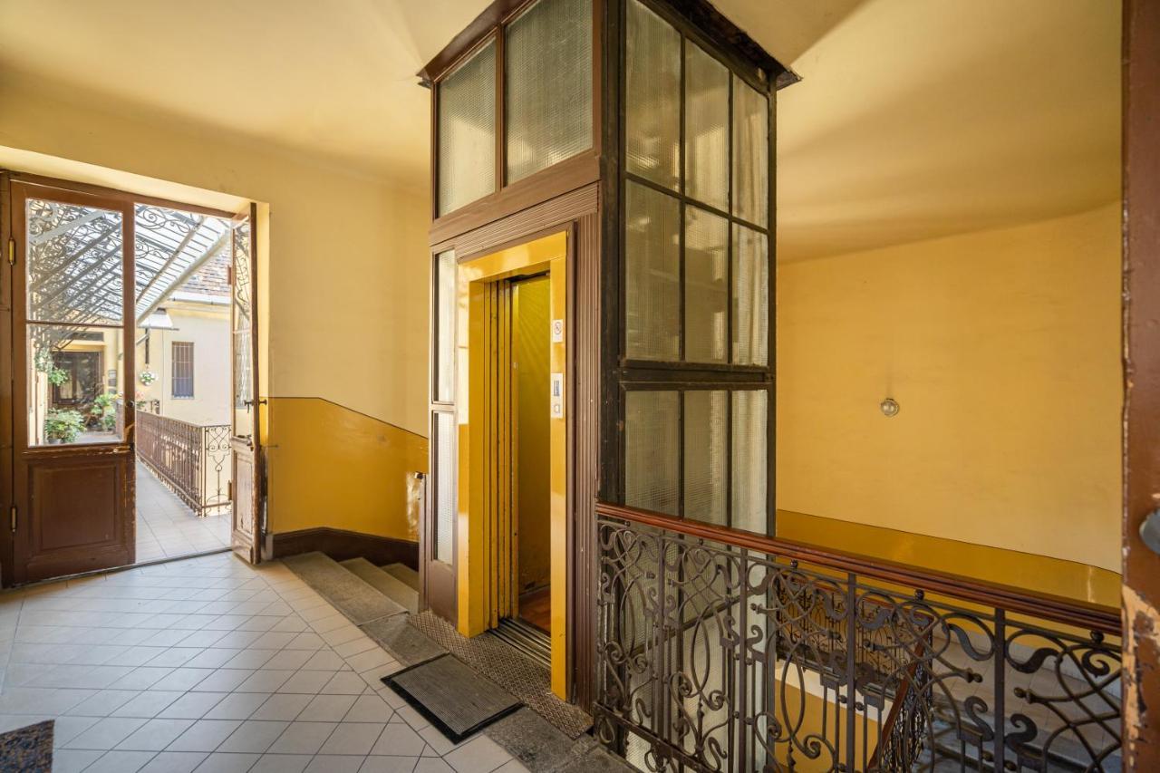 Sky Way Apartment Будапеща Екстериор снимка